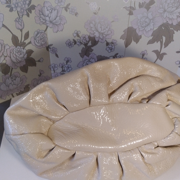 Gorgeous Badgley Mischka Large Bag, Tote, Purse, Cream colour Patent Leather. - Picture 11 of 12
